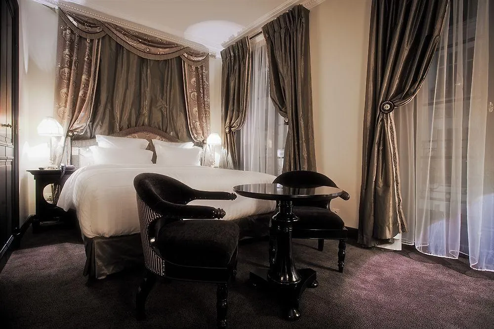 Maison Athenee Paris 4*,