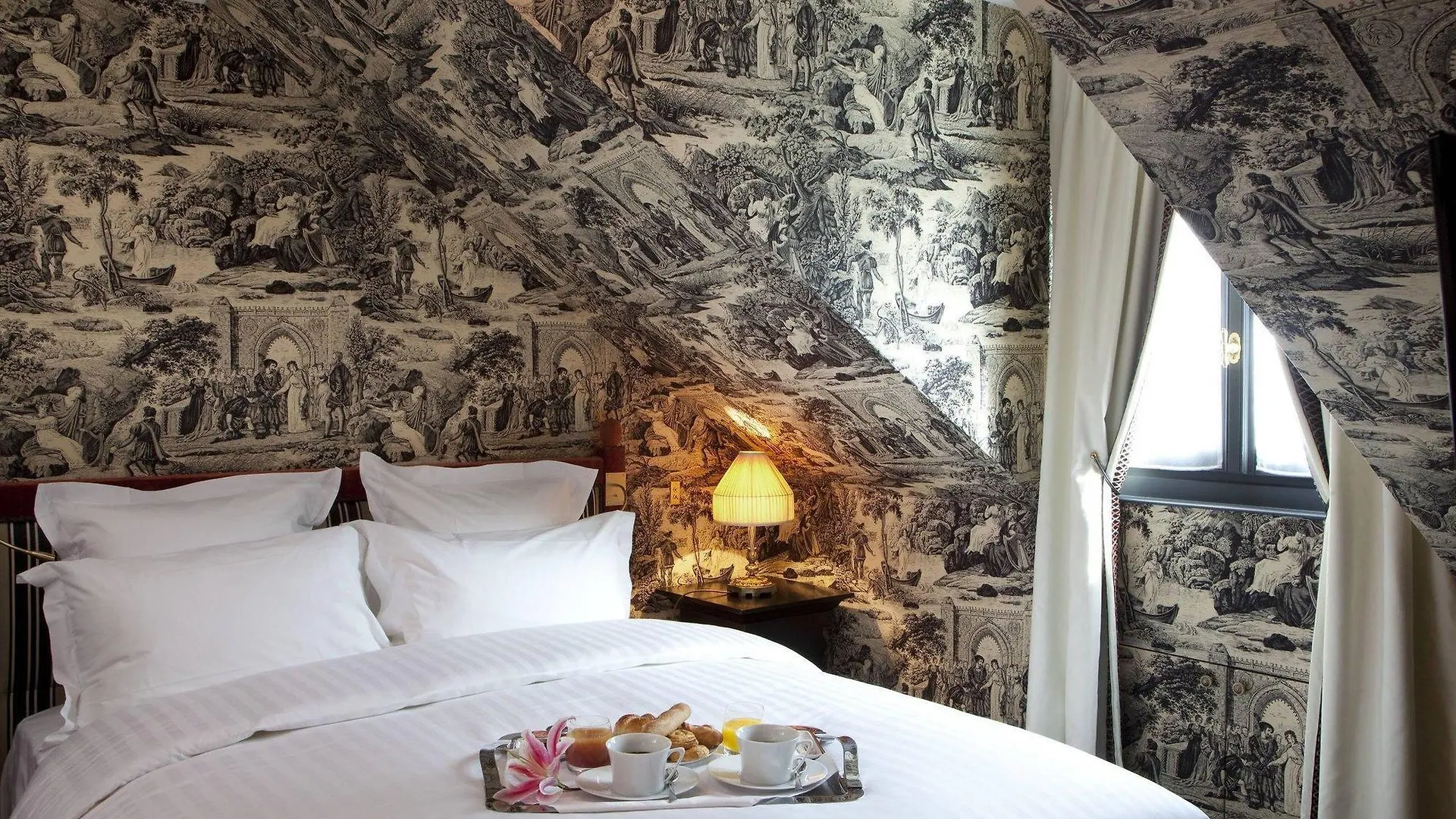 Maison Athenee Paris 4*,