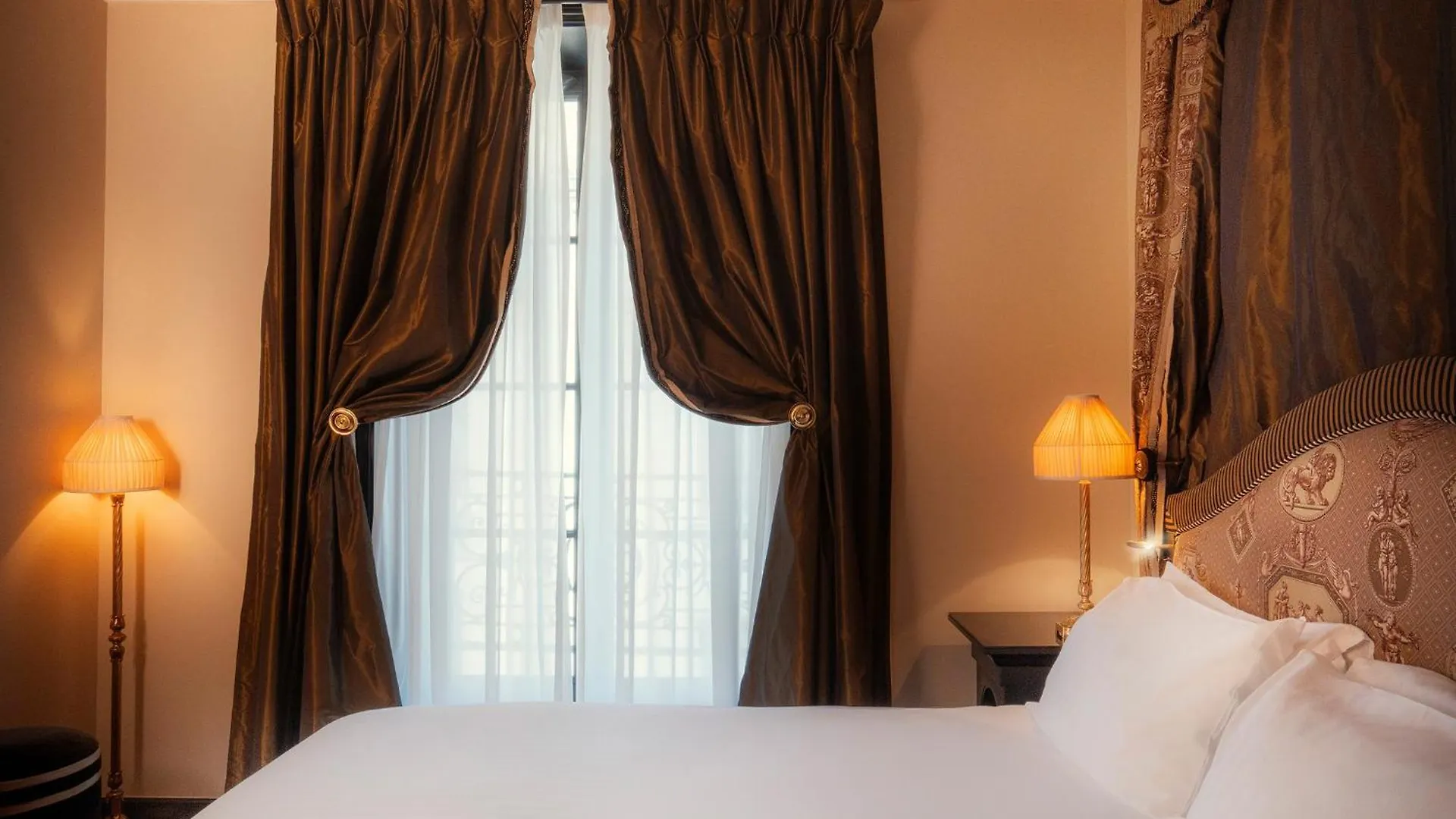 **** Hotel Maison Athenee Paris France