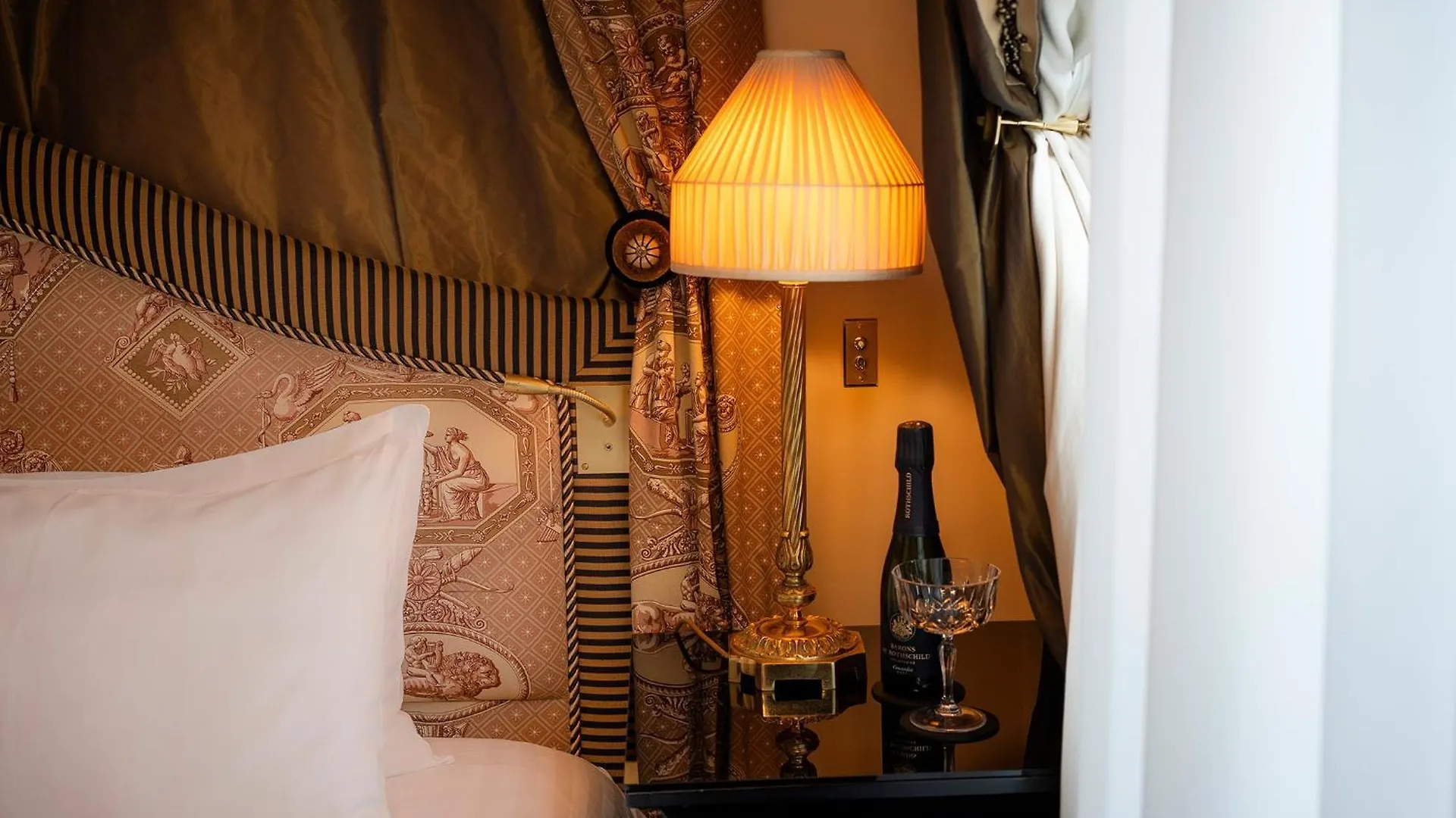 Maison Athenee Paris 4*,