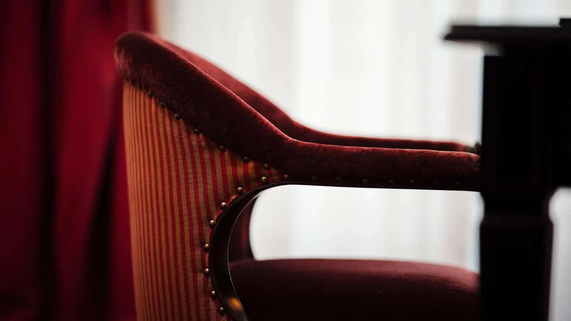 Maison Athenee Paris 4*,